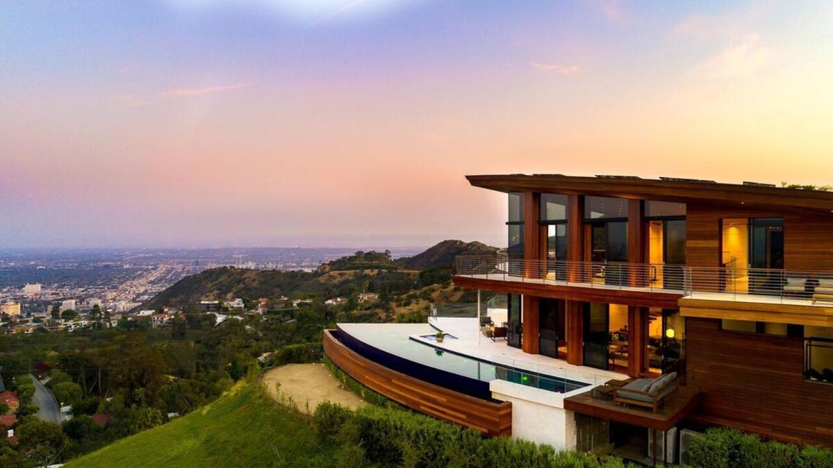 Modern With Unmatched Skyline Views Ferienhaus