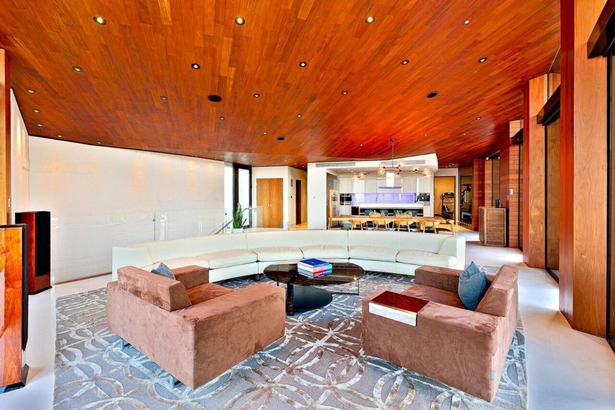 Modern With Unmatched Skyline Views Ferienhaus *
