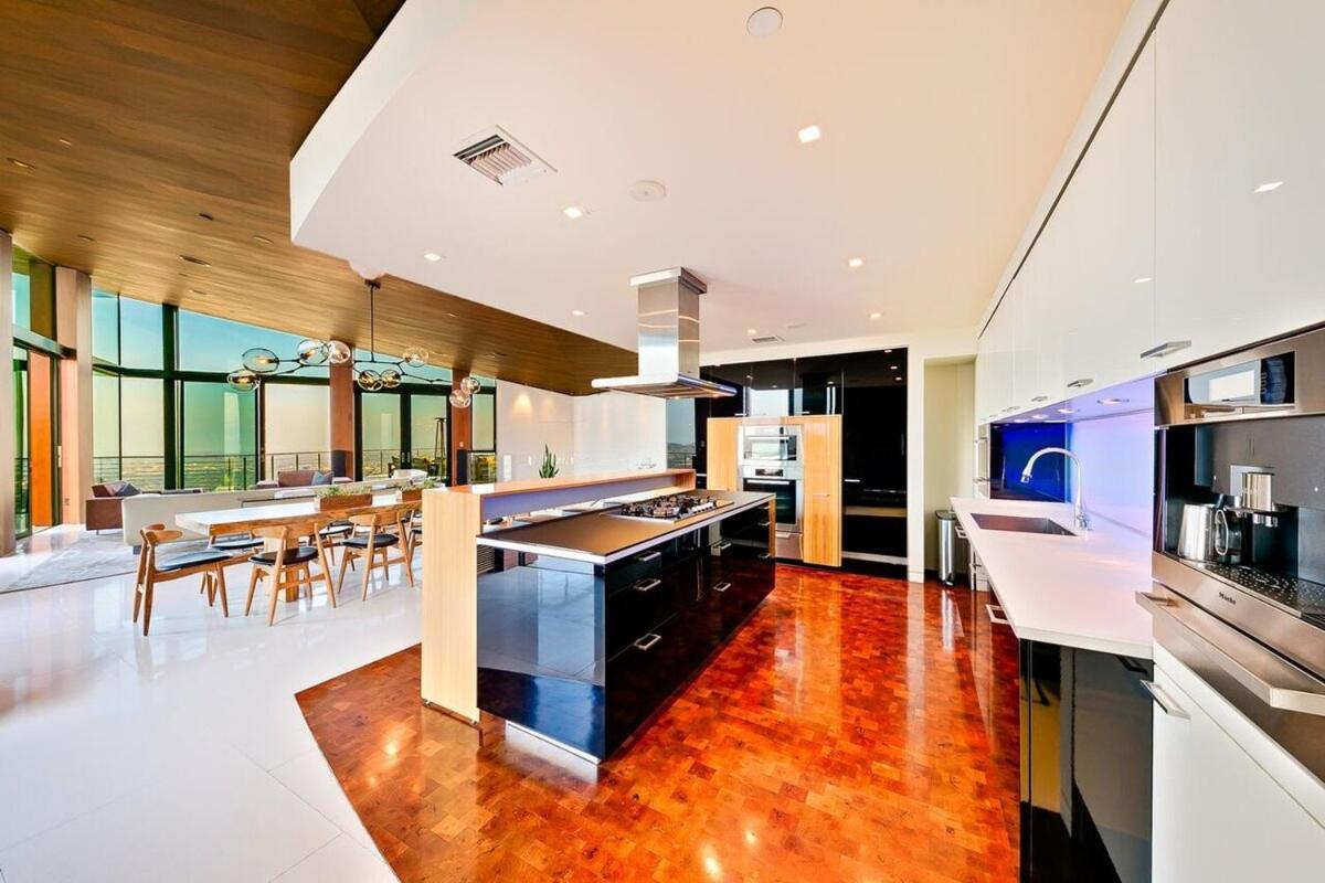 Ferienhaus Modern With Unmatched Skyline Views *