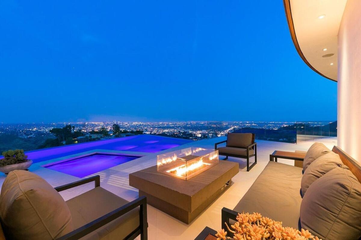 Modern With Unmatched Skyline Views Ferienhaus *