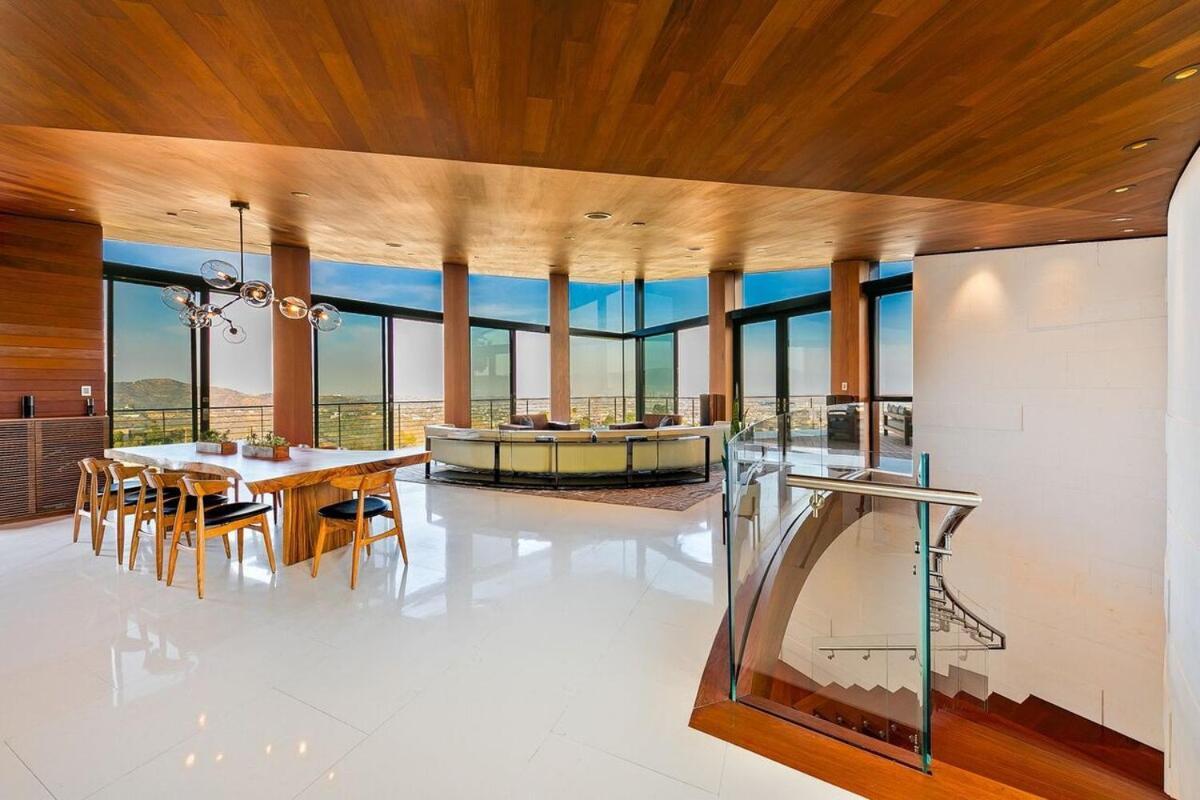 Modern With Unmatched Skyline Views Ferienhaus