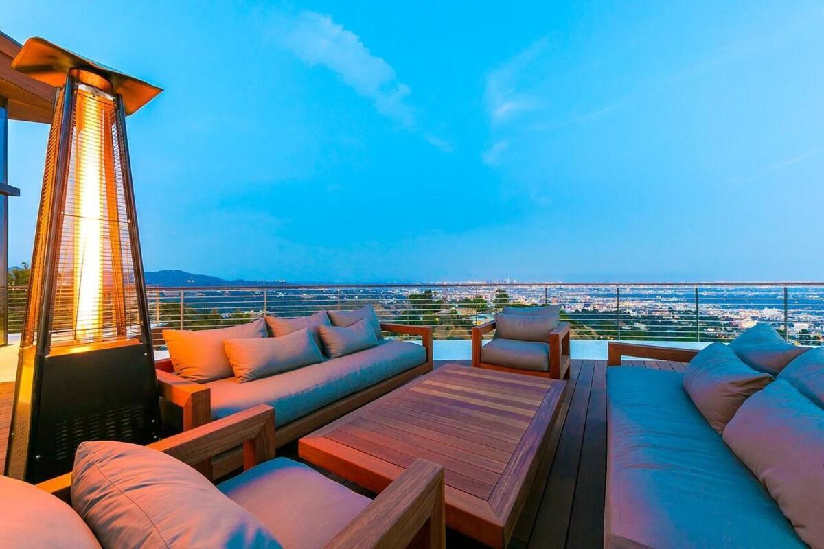 Modern With Unmatched Skyline Views Ferienhaus