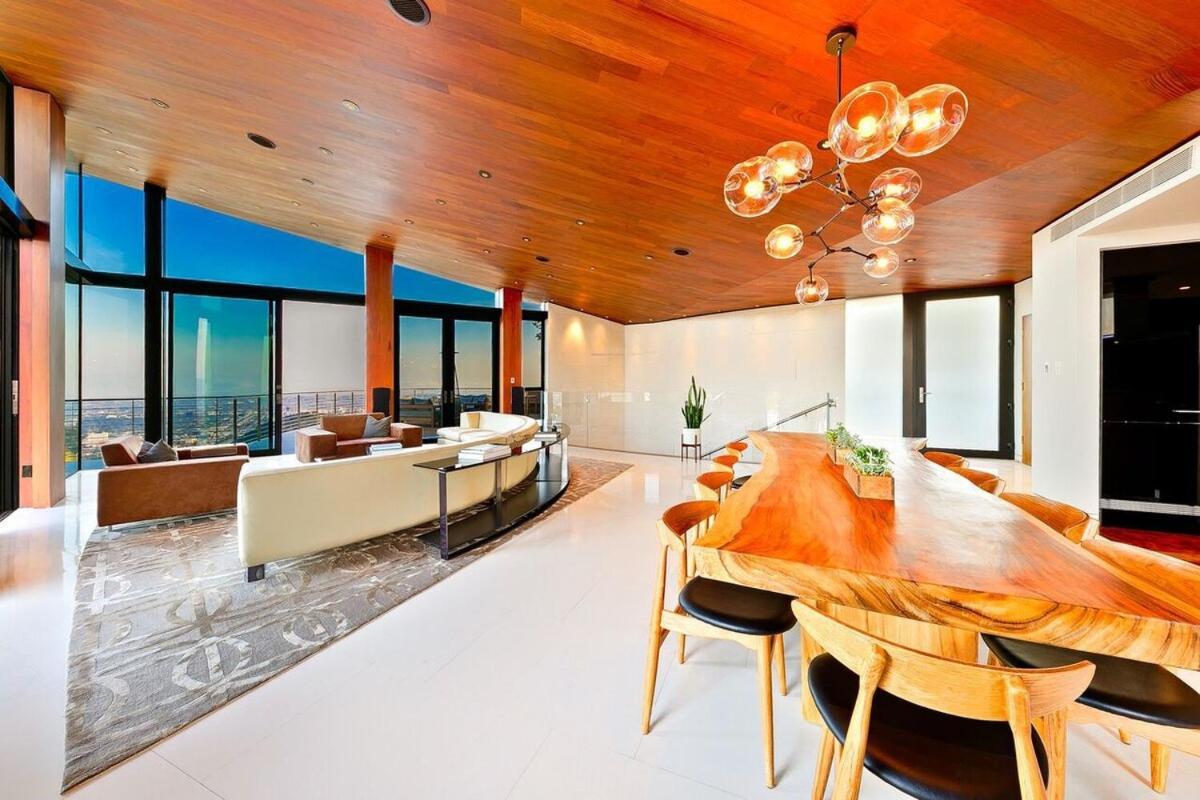 Modern With Unmatched Skyline Views Ferienhaus