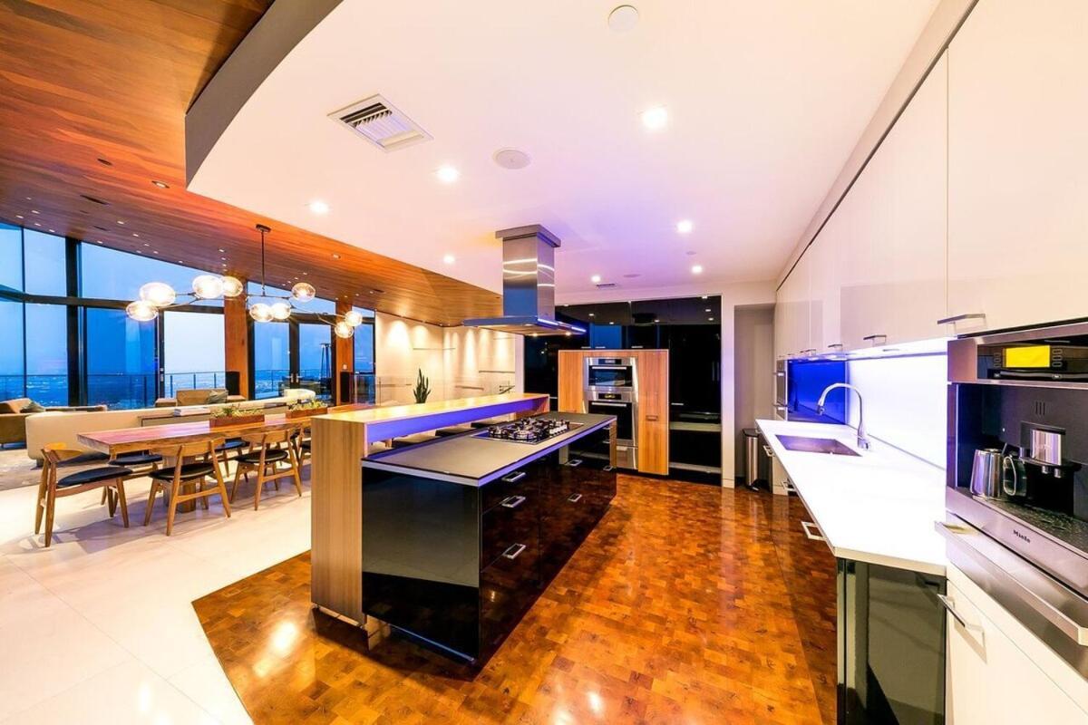 Modern With Unmatched Skyline Views Ferienhaus *